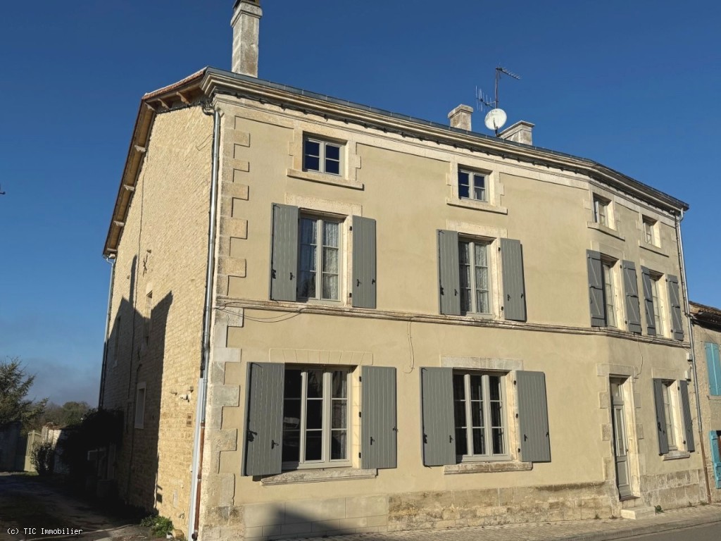 6 bedroom House in Aigre, France – r7392