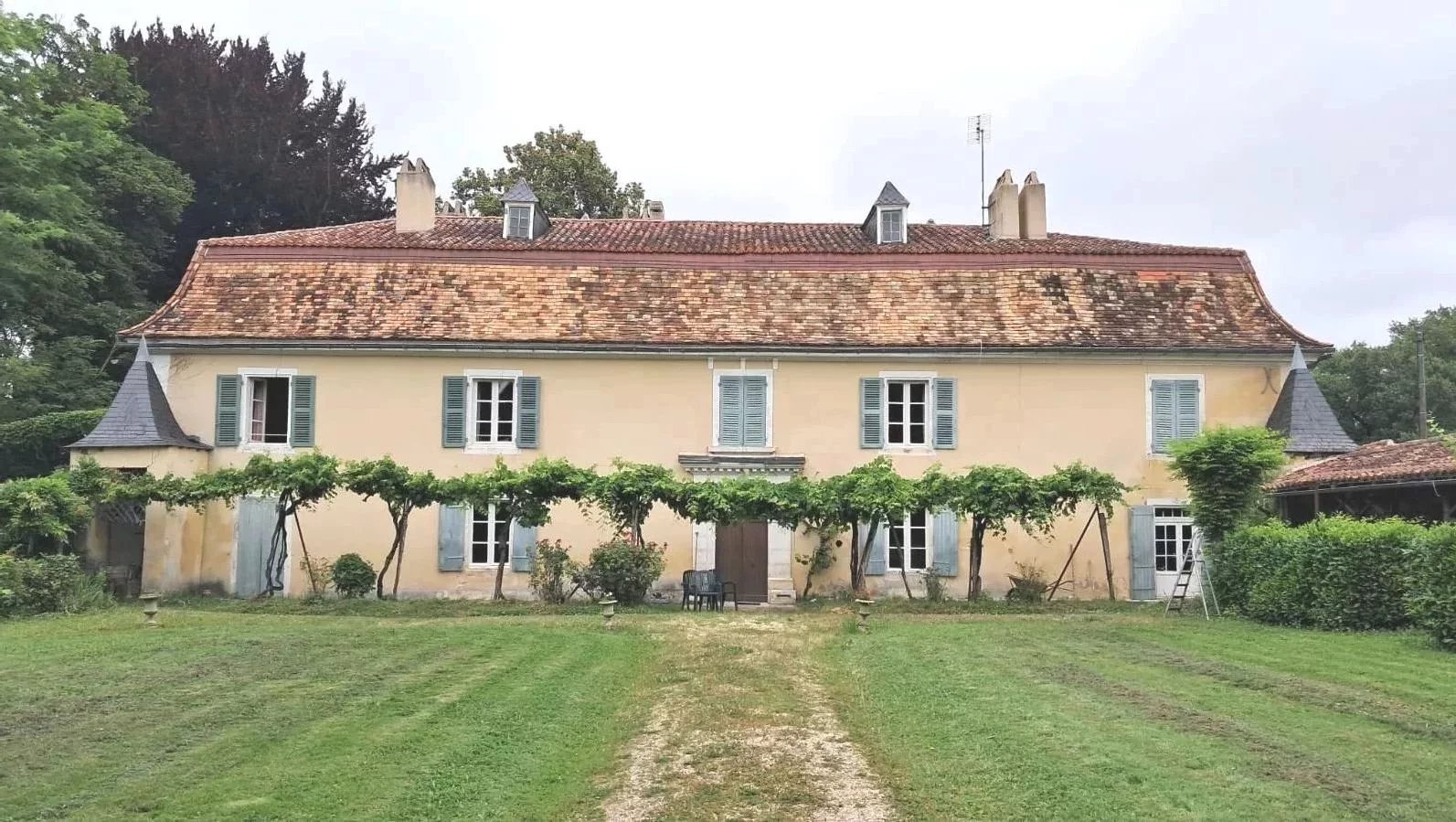 Magnificent property to restore set in 6 hectares of parkland, Poitou-Charentes – France – BVI76858