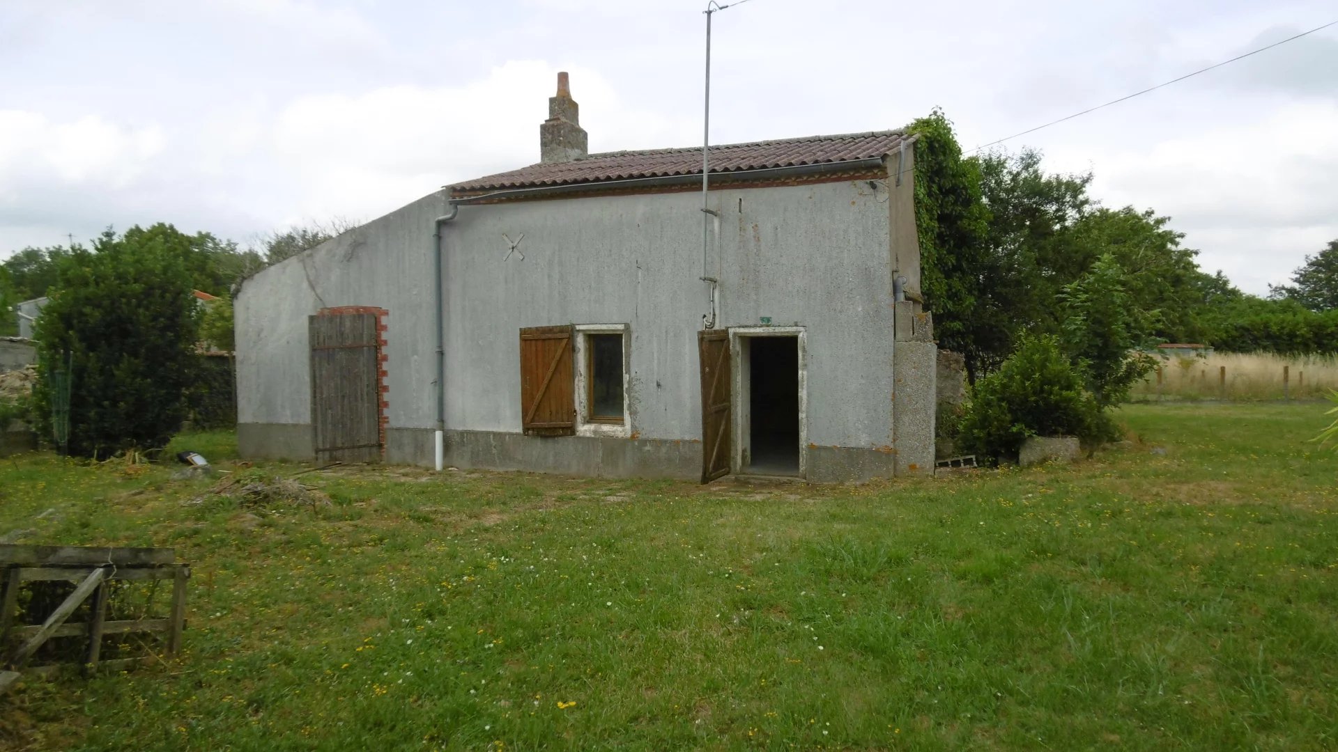 House to restore and enlarge, Poitou-Charentes – France – BVI71178