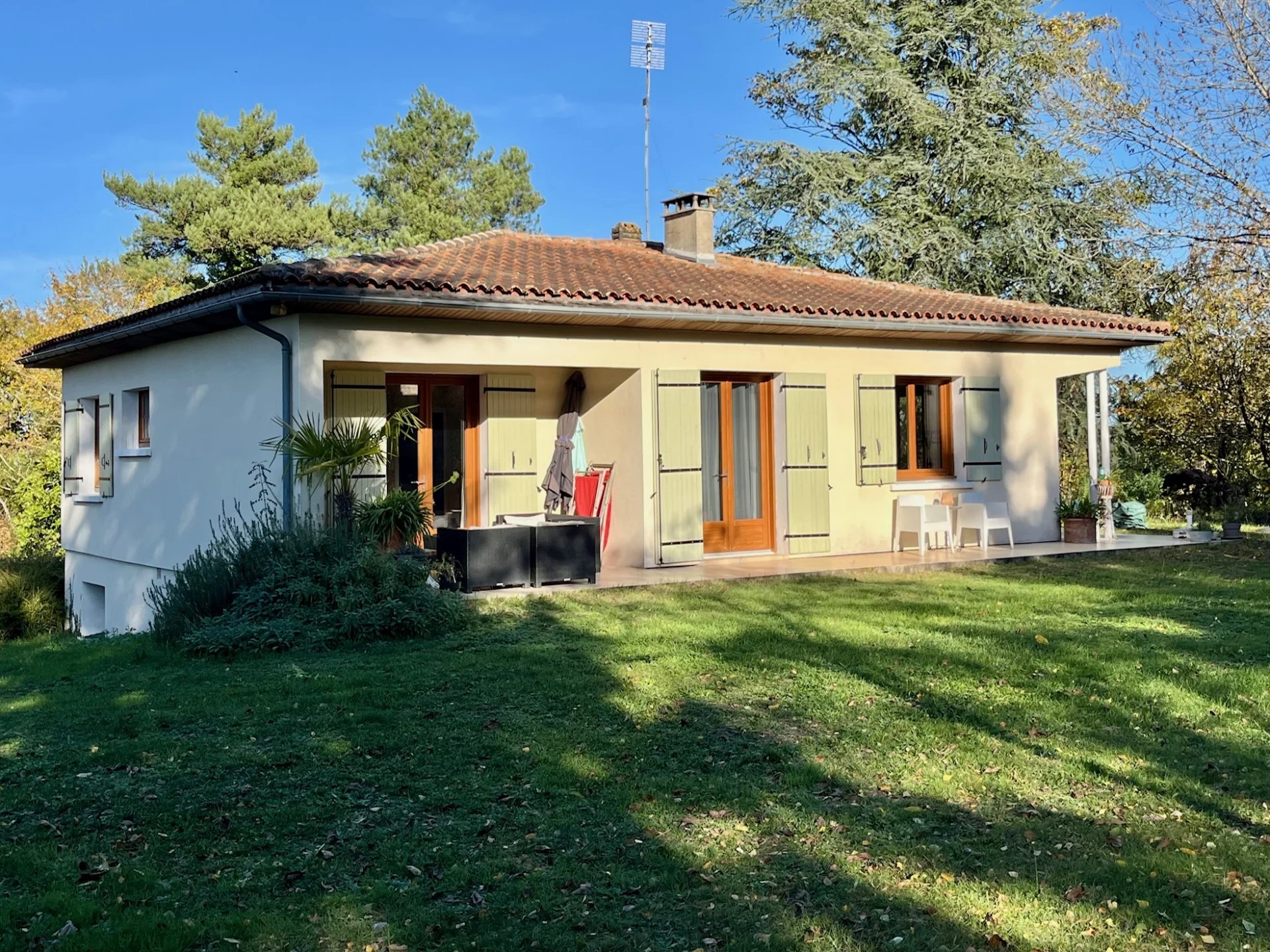 A must see! Light-filled 3-bed property with basement and beautiful enclosed garden, Poitou-Charentes – France – BVI83354