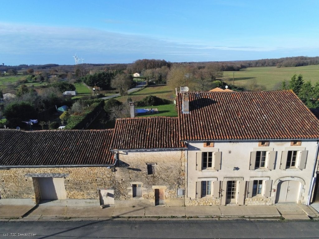6 bedroom House in Champagne-Mouton, France – r7402