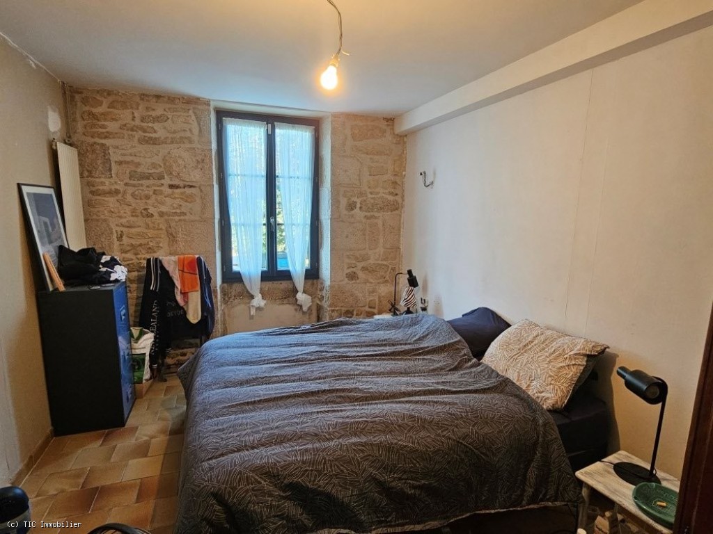 6 bedroom House in Champagne-Mouton, France – r7402