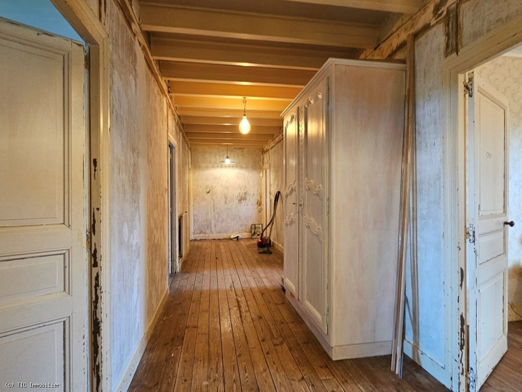 6 bedroom House in Champagne-Mouton, France – r7402