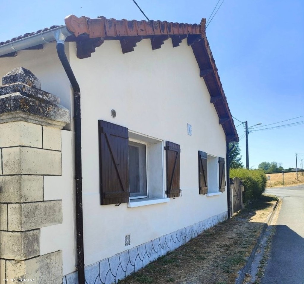 3 bedroom House in Aigre, France – r7401