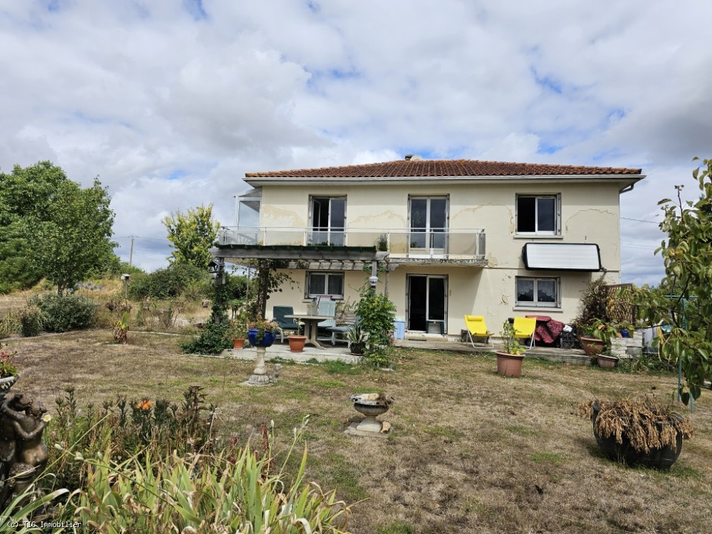 2 bedroom House in Aunac, France – r7324