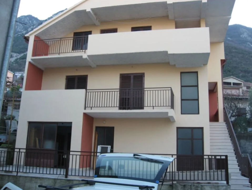 8 bedroom House in Prcanj, Montenegro – CMM53418