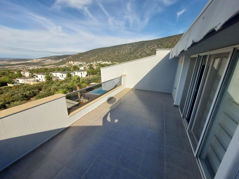 Resale 3 Bedroom Duplex with Stunning Sea & Mountain Views