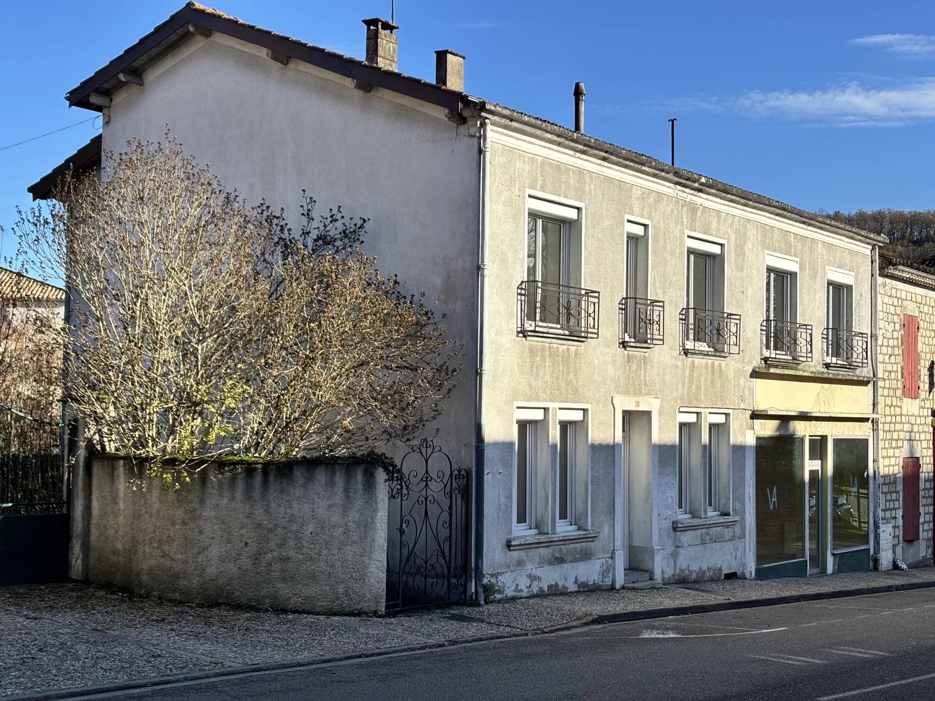 House and business in Montaigu-de-Quercy, Midi-Pyrénées – France – BVI83517