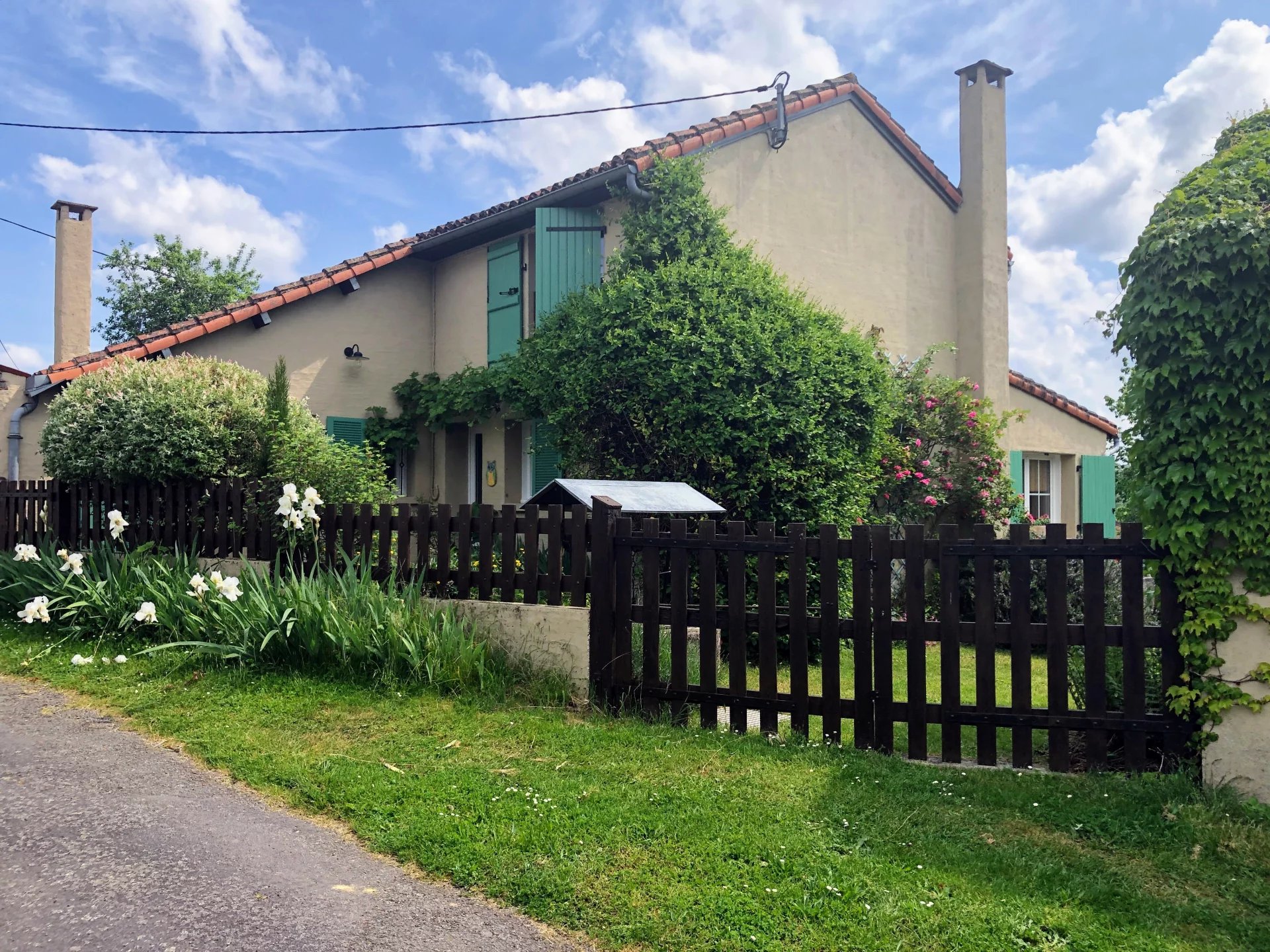 Beautiful character cottage with panoramic country views, Poitou-Charentes – France – BVI80412