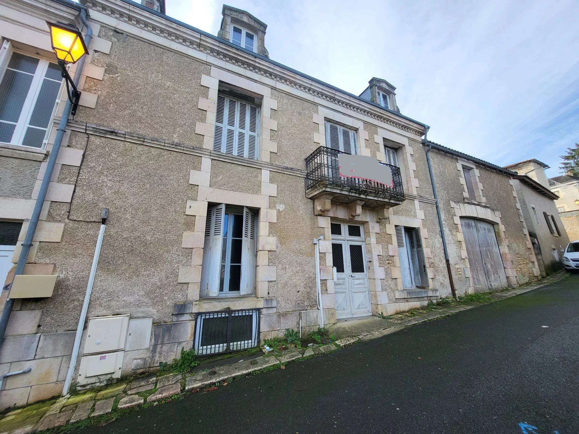 Substantial townhouse with generous garden, centre of Saint Savin, Poitou-Charentes – France – BVI83117