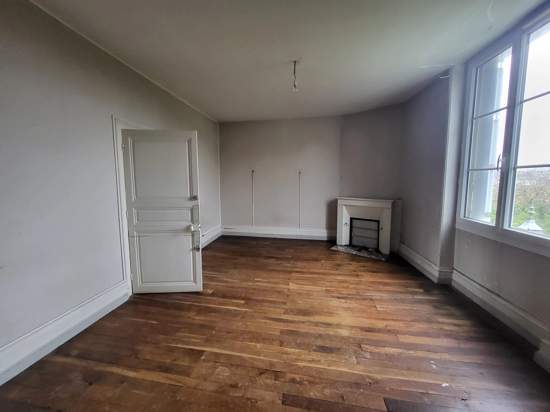 Substantial townhouse with generous garden, centre of Saint Savin, Poitou-Charentes – France – BVI83117