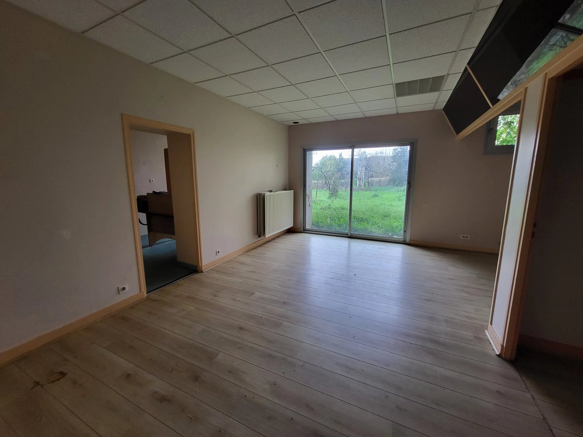 Substantial townhouse with generous garden, centre of Saint Savin, Poitou-Charentes – France – BVI83117