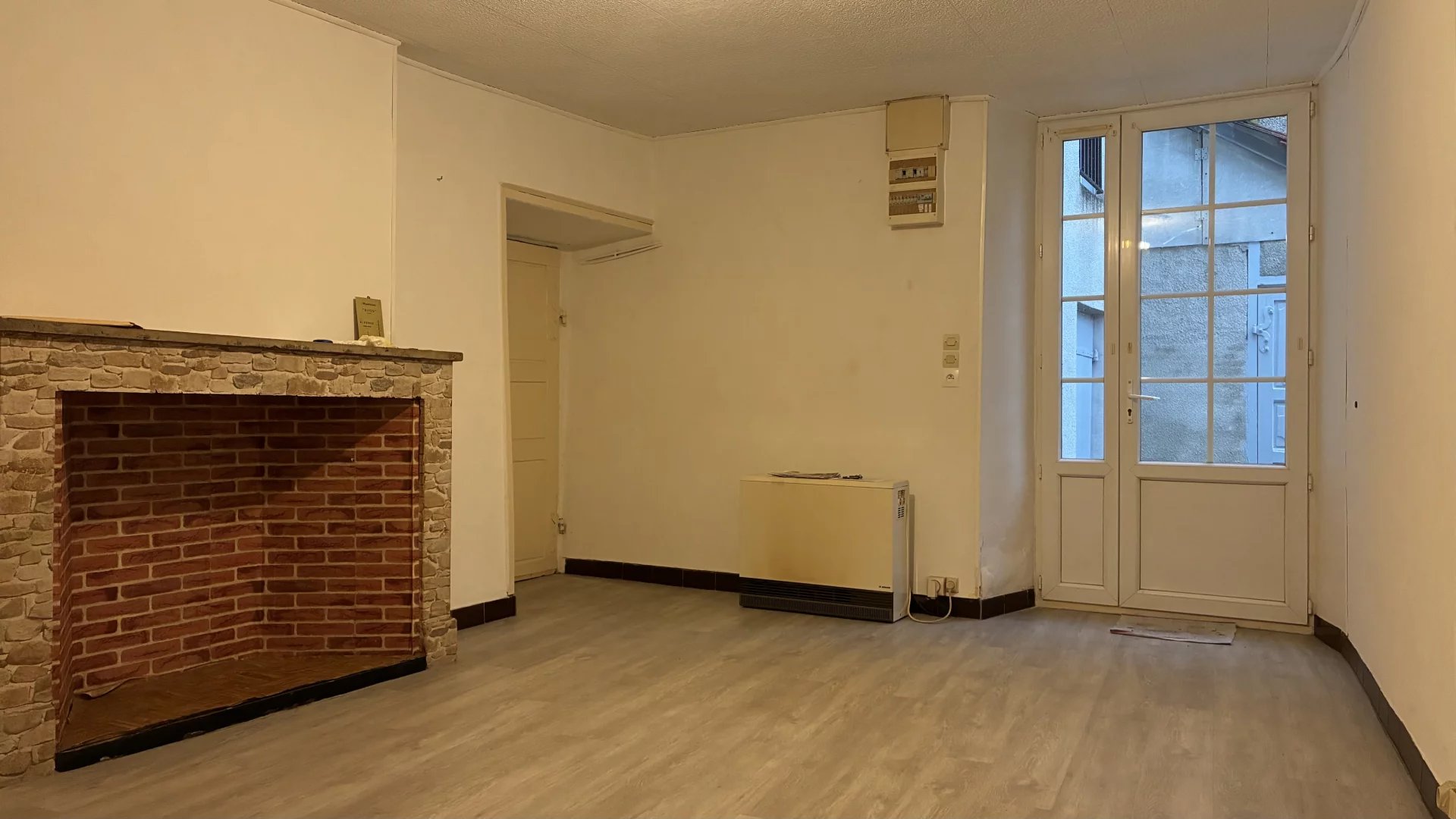 Great townhouse in the heart of the old town, Montmorillon, Poitou-Charentes – France – BVI83748