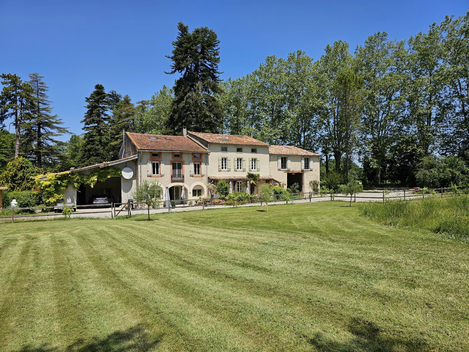 A serene haven with limitless potential offering 3 houses on over 2 hectares of land, Midi-Pyrénées – France – BVI83662