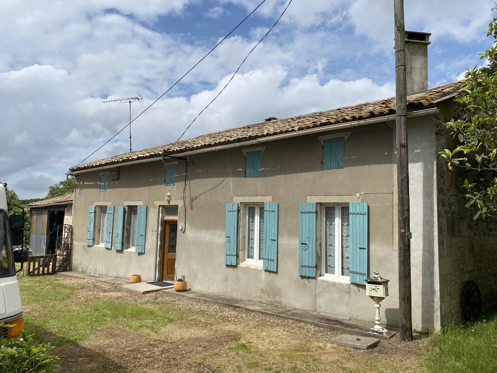 Two bedroom house on edge of the village with garage and outbuildings, Poitou-Charentes – France – BVI70566