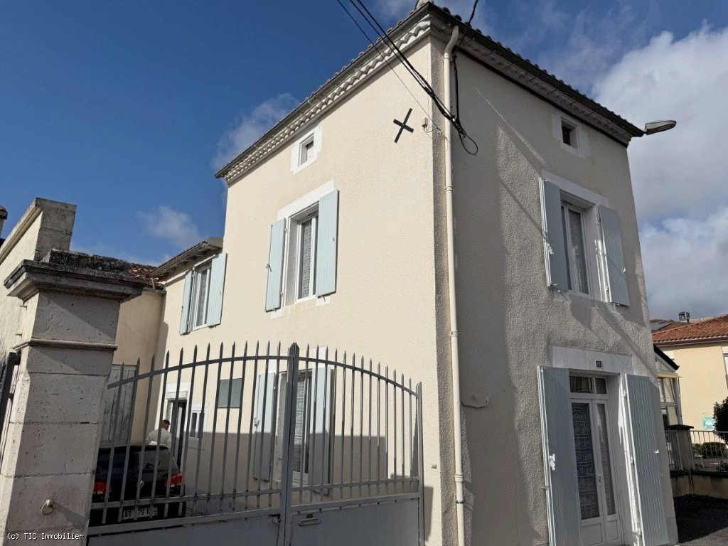 2 bedroom House in Mansle, France – r7405