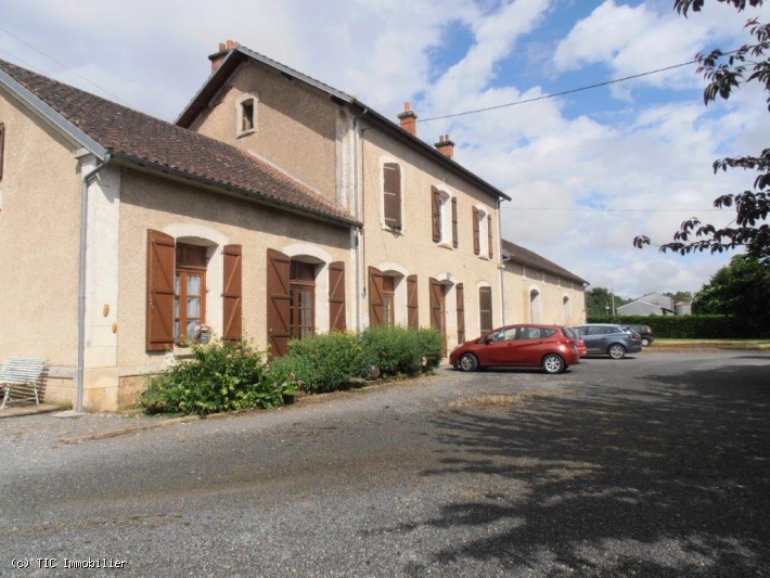 6 bedroom House in Verteuil-Sur-Charente, France – r7032