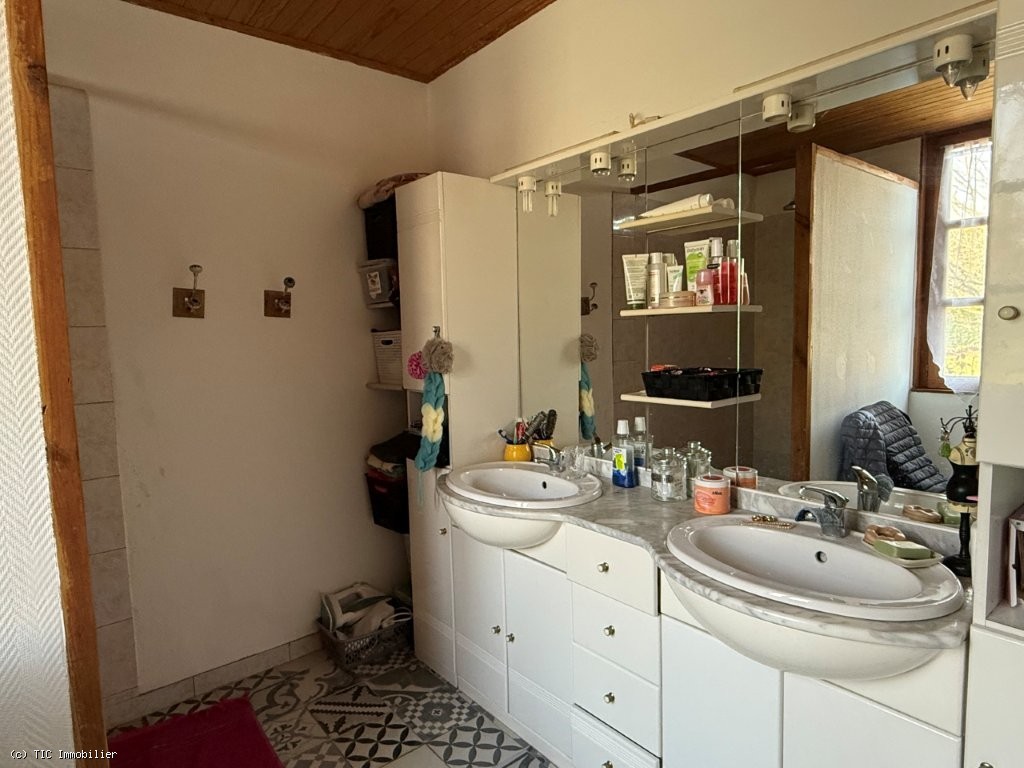 6 bedroom House in Verteuil-Sur-Charente, France – r7032