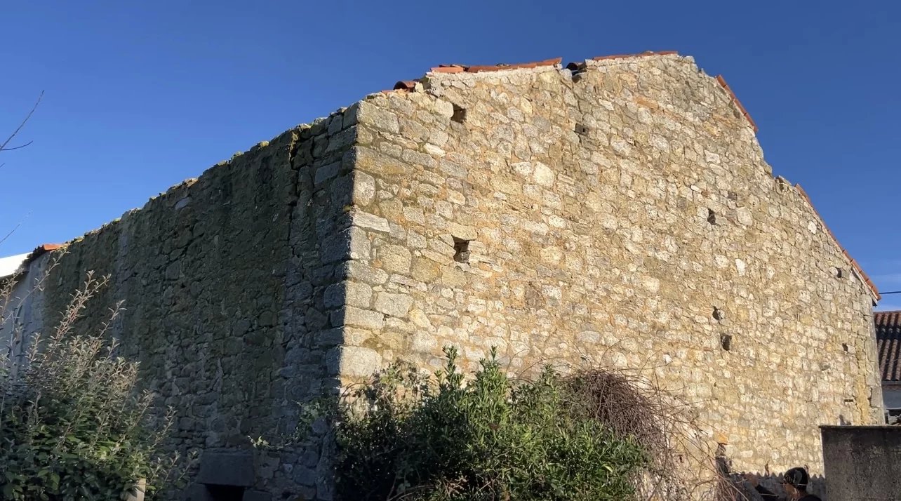 House to Renovate with Barn and Garden, Limousin – France – BVI81176