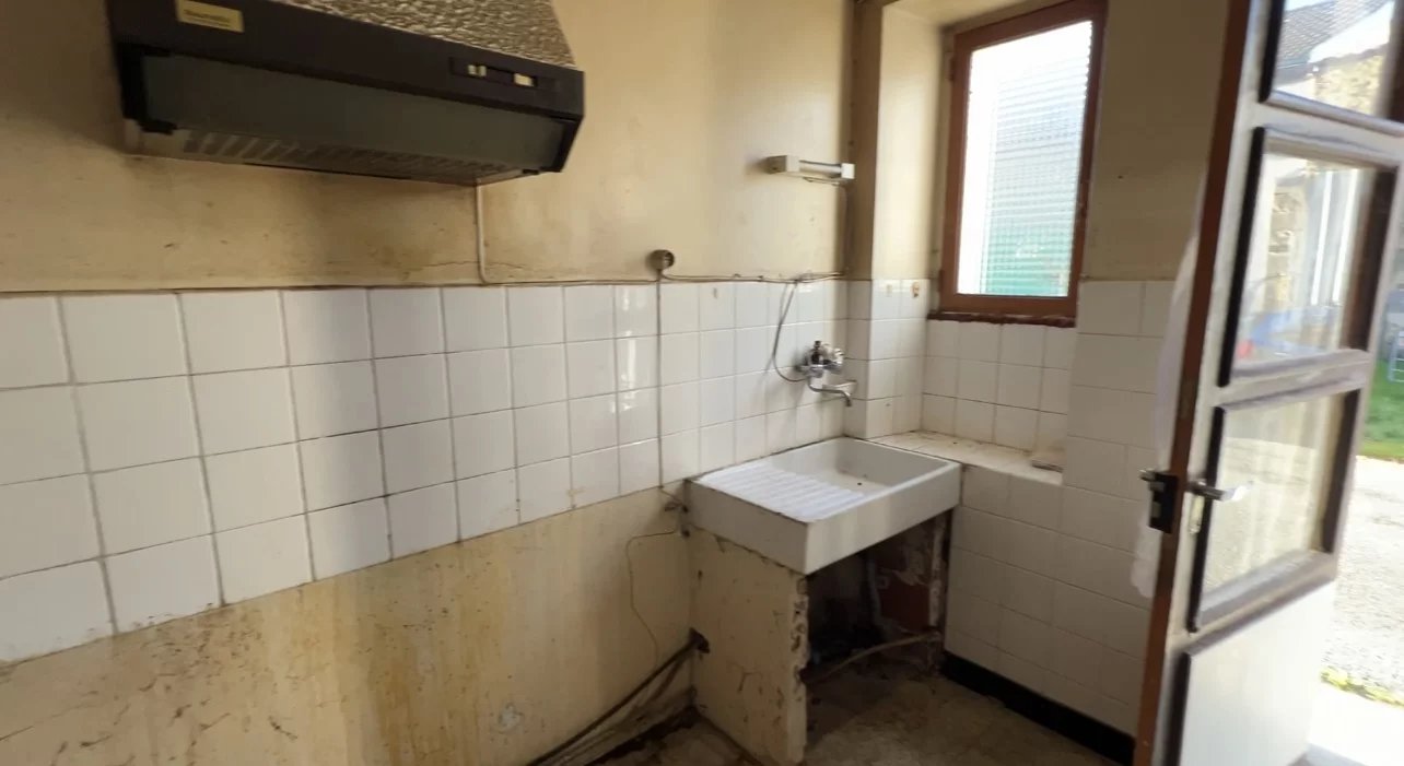 House to Renovate with Barn and Garden, Limousin – France – BVI81176