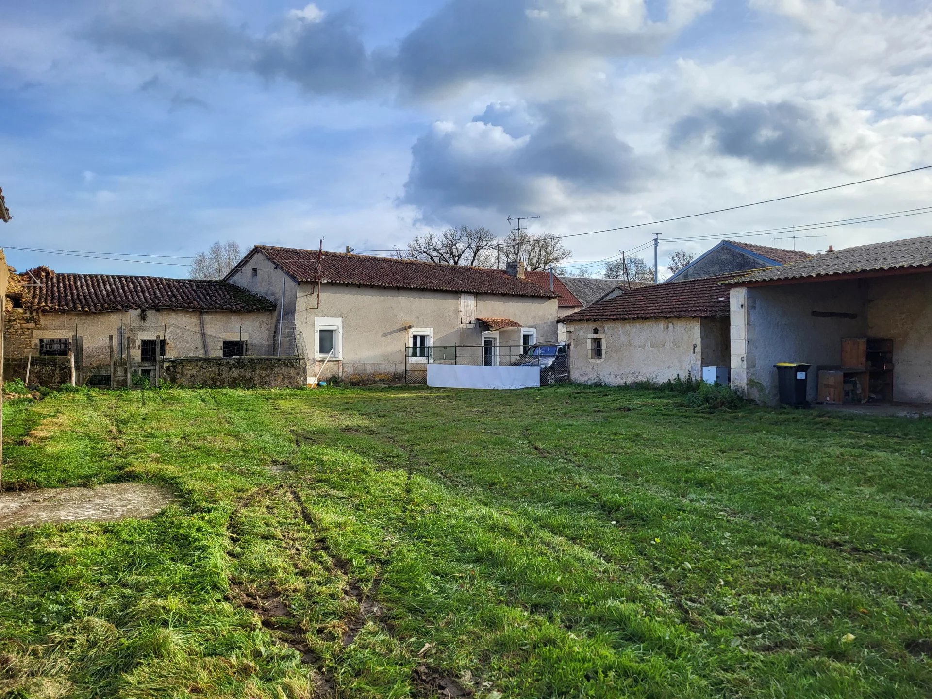 House, large outbuildings and 1.4ha of land, close to Saint Savin, Poitou-Charentes – France – BVI82359