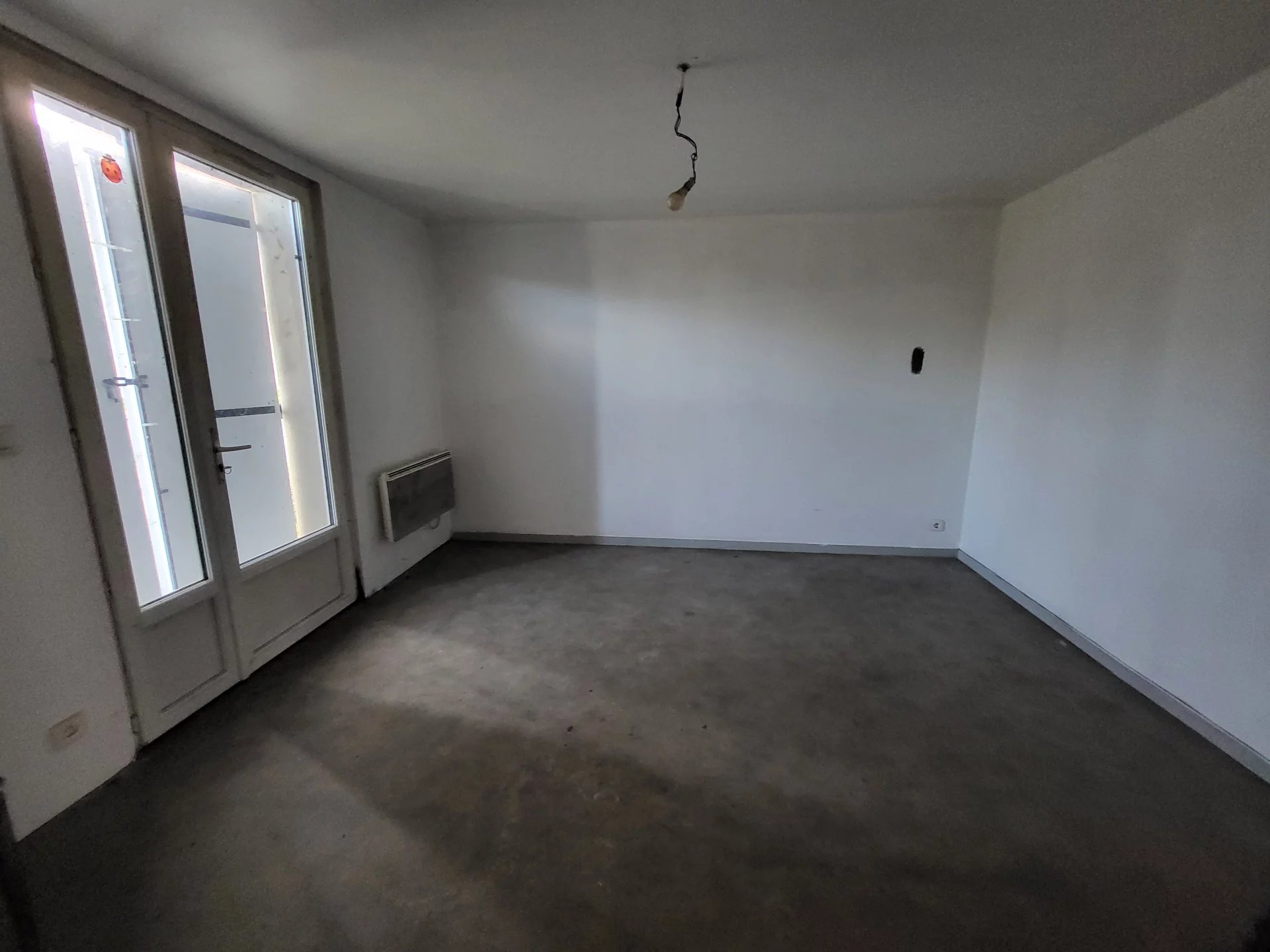 House, large outbuildings and 1.4ha of land, close to Saint Savin, Poitou-Charentes – France – BVI82359