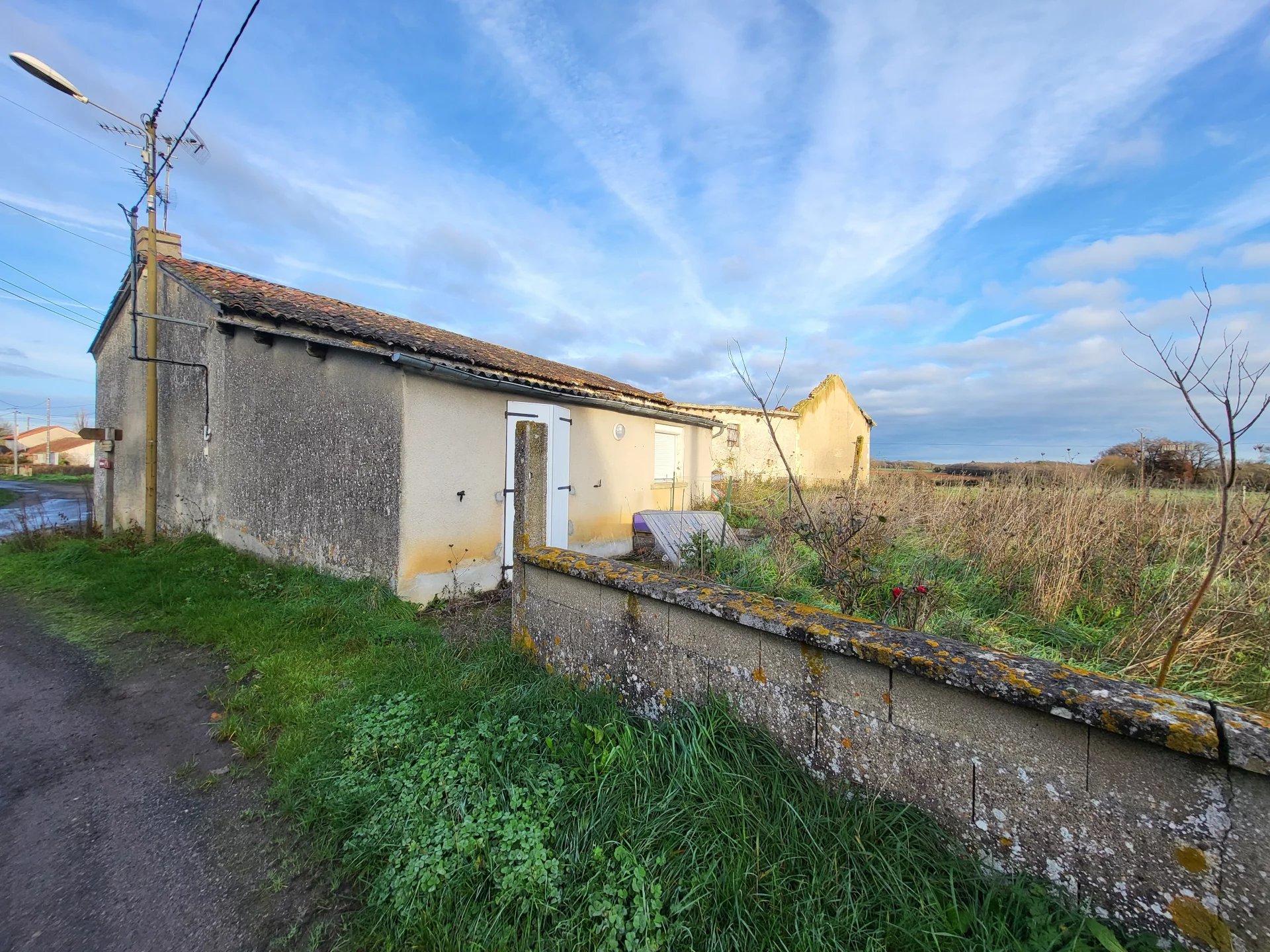 House, large outbuildings and 1.4ha of land, close to Saint Savin, Poitou-Charentes – France – BVI82359