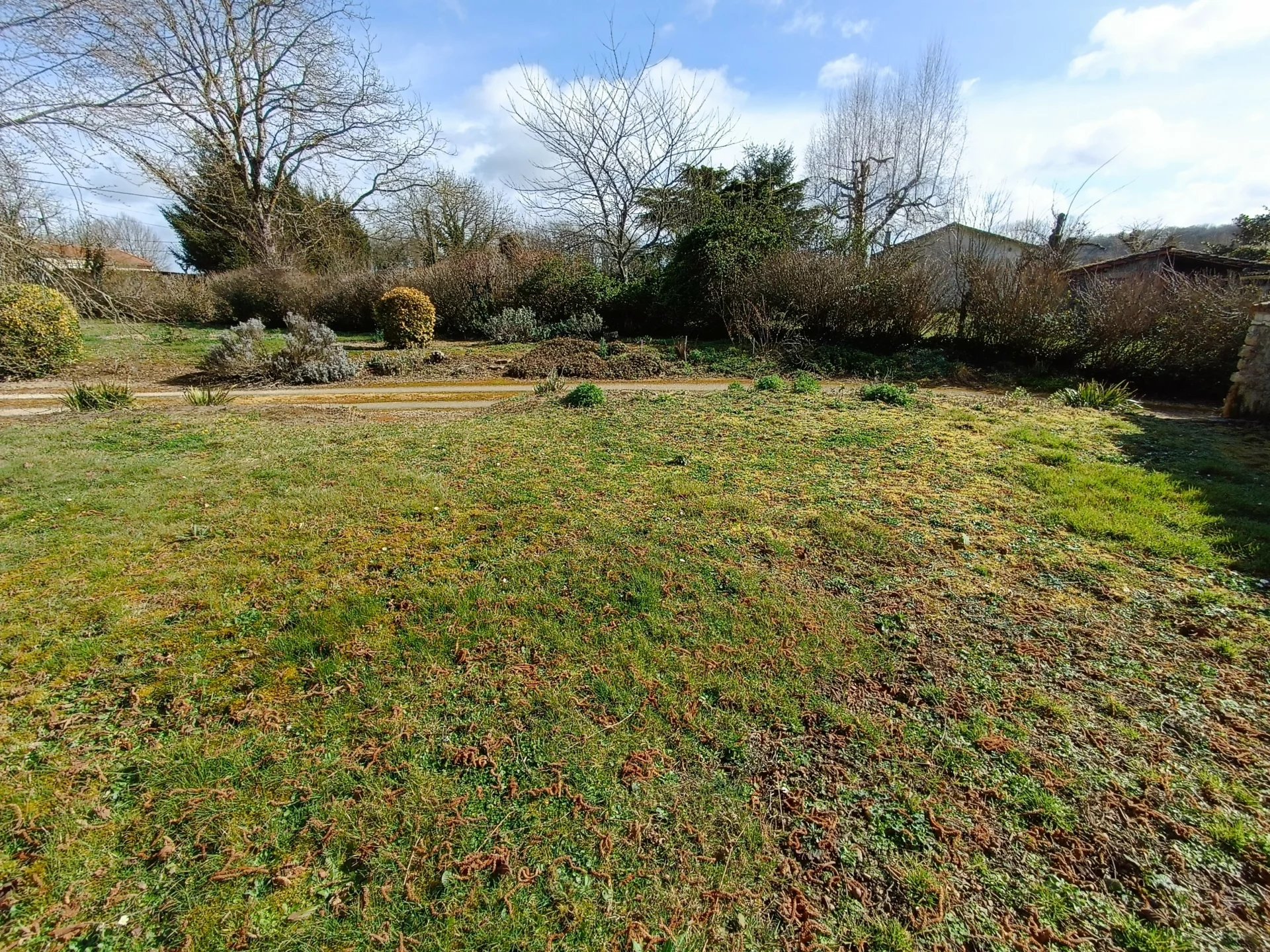 3 bedroom property with a gîte potential, close to amenities, Poitou-Charentes – France – BVI79758