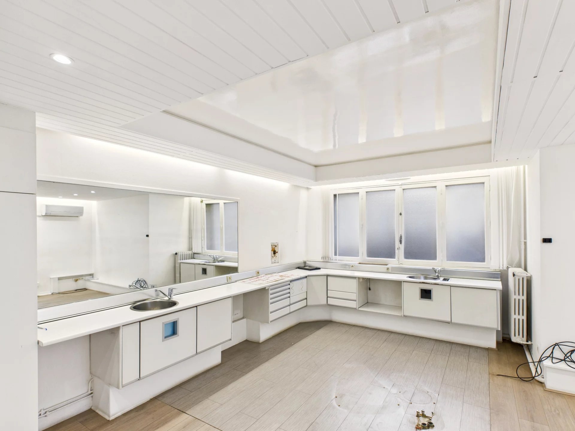 Apartment for sale, requiring renovation, located steps from the Rotonde in Aix-en-Provence., Provence-Alpes-Côte d’Azur – France – BVI83824