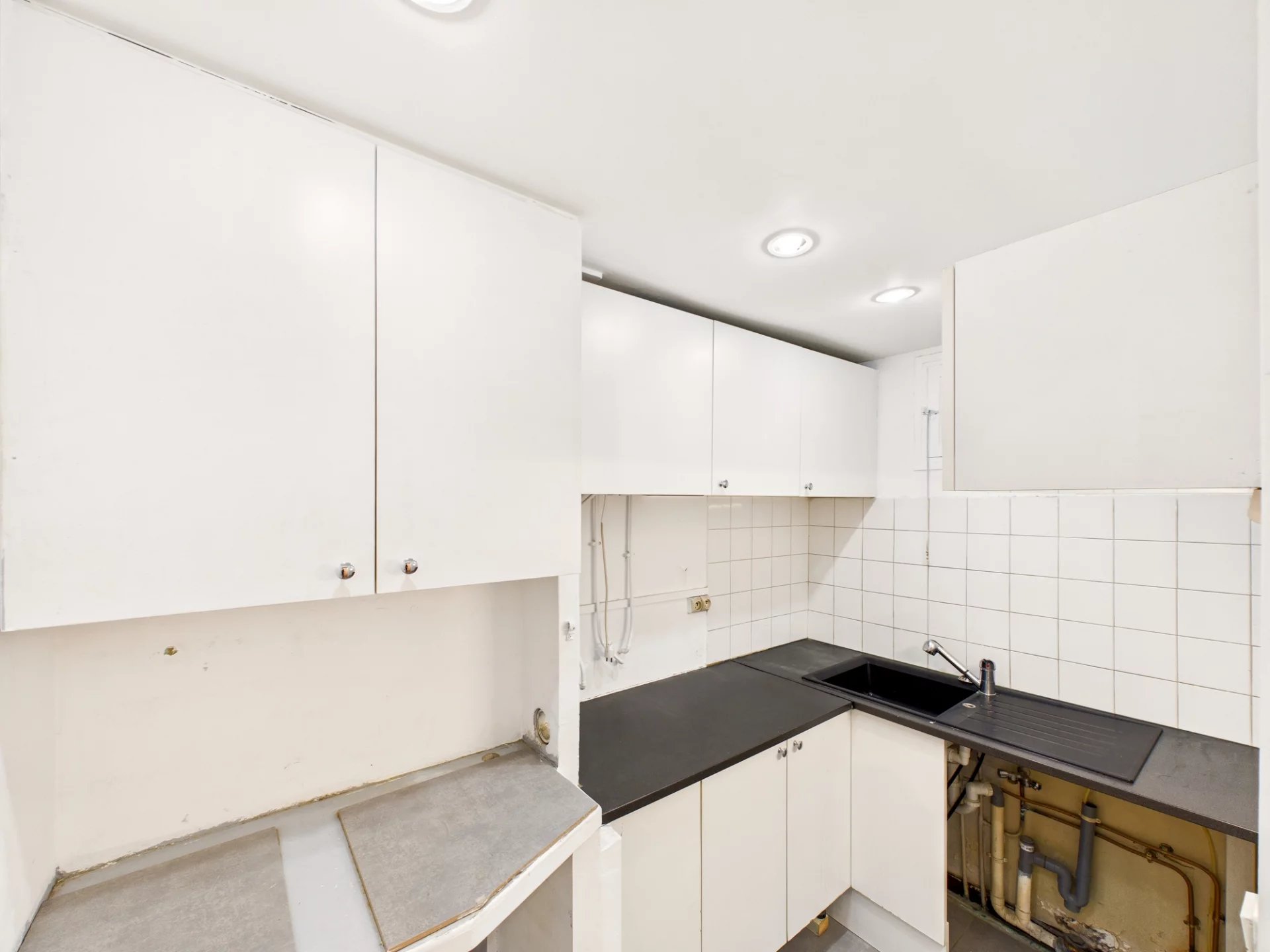 Apartment for sale, requiring renovation, located steps from the Rotonde in Aix-en-Provence., Provence-Alpes-Côte d’Azur – France – BVI83824