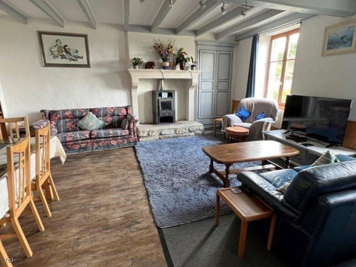 7 bedroom House in Chef-Boutonne, France – r7409