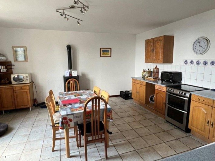 7 bedroom House in Chef-Boutonne, France – r7409