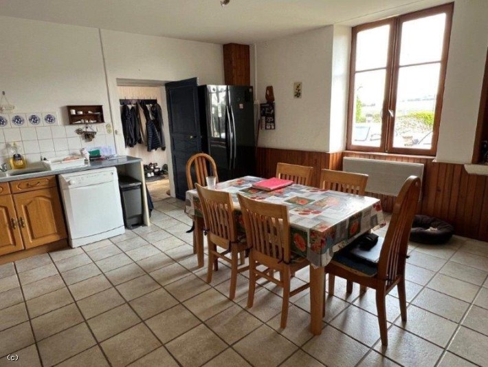 7 bedroom House in Chef-Boutonne, France – r7409