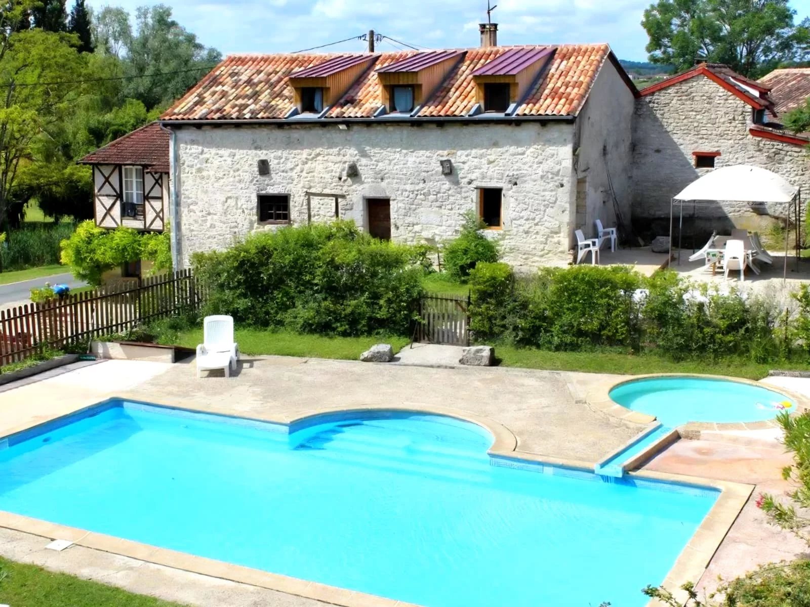 Charming Property Ensemble in a Picturesque Hamlet Setting, Aquitaine – France – BVI79097