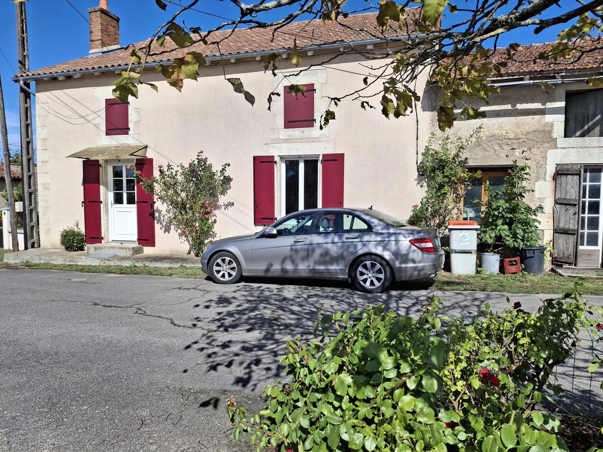 Village house to modernise with barn and outbuildings PLUS a separate cottage to renovate, Poitou-Charentes – France – BVI82516