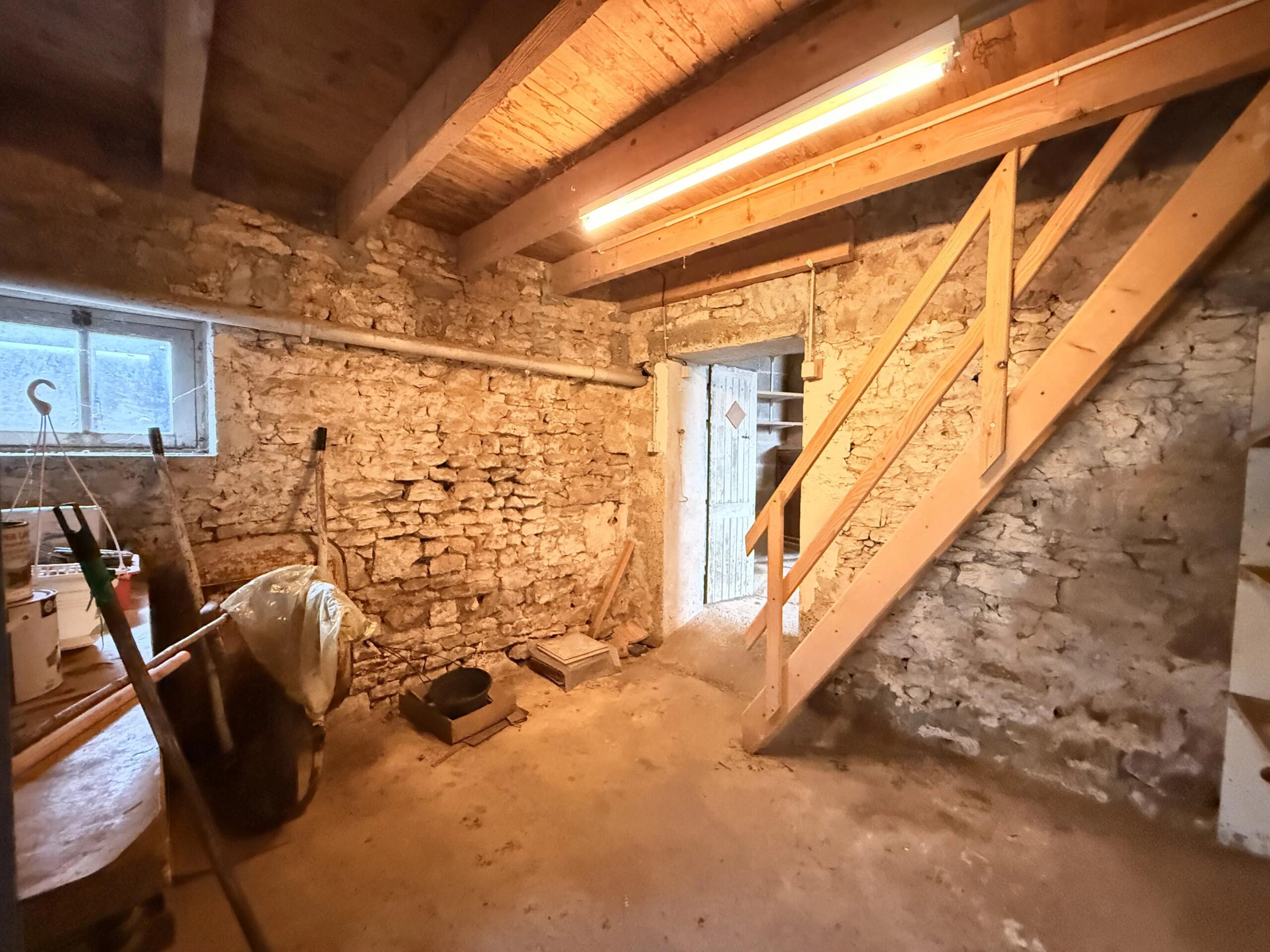 Renovation project with 2 bedrooms, outbuildings, and a garage, Poitou-Charentes – France – BVI83869
