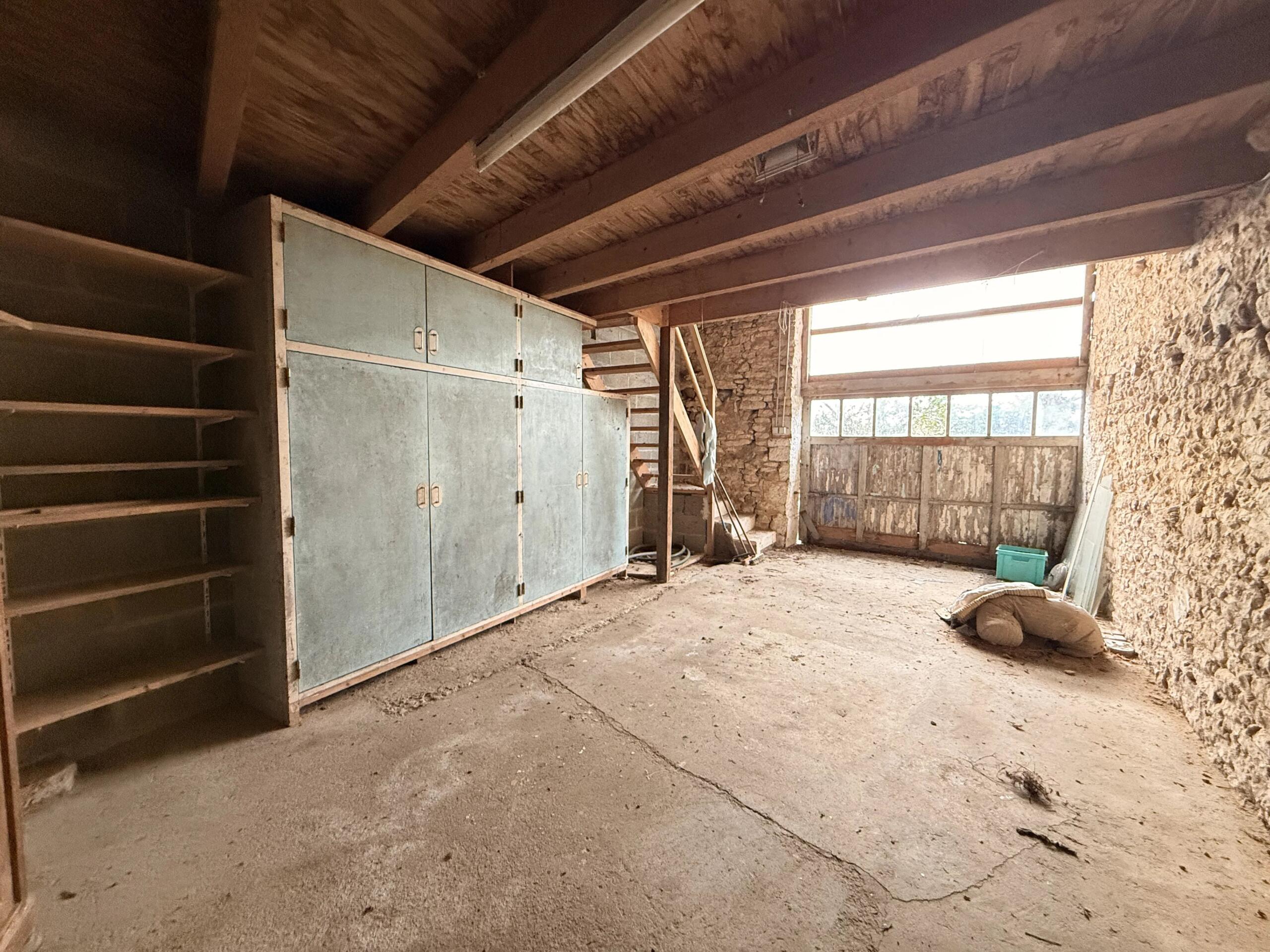 Renovation project with 2 bedrooms, outbuildings, and a garage, Poitou-Charentes – France – BVI83869