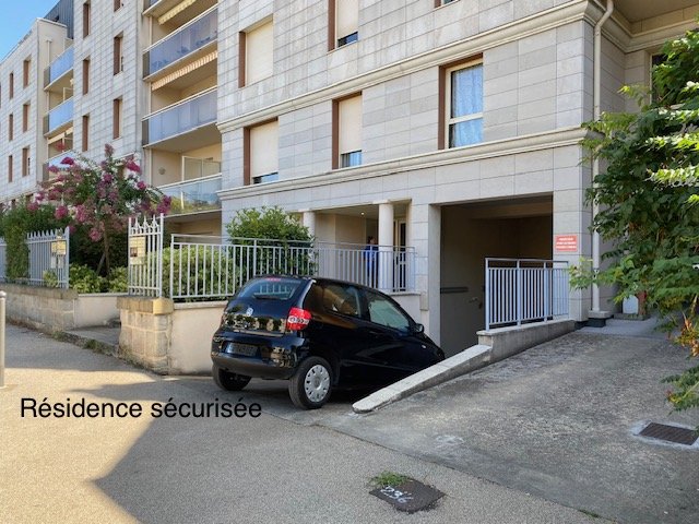 bureau in Brive La Gaillarde, Corrèze, France – 3250607459274F4A