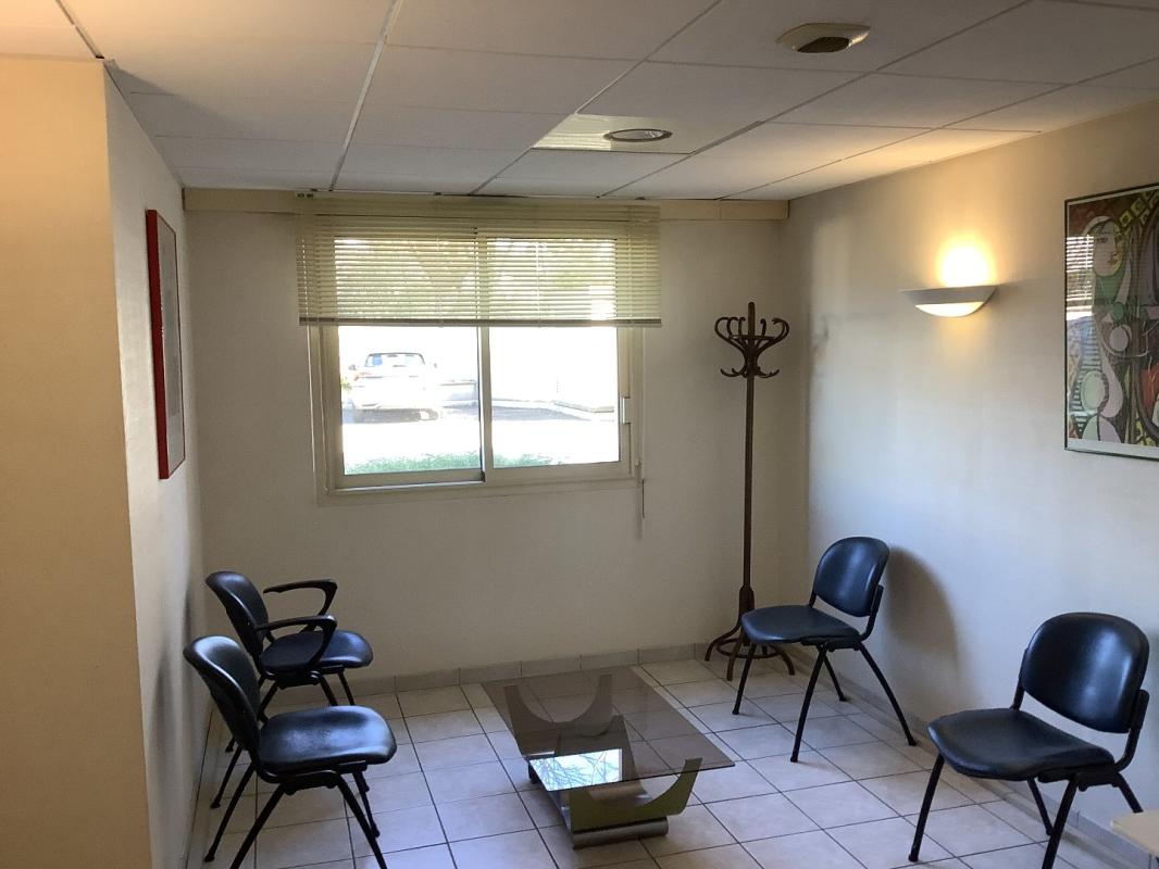 bureau in Brive La Gaillarde, Corrèze, France – 3250607459274F4A