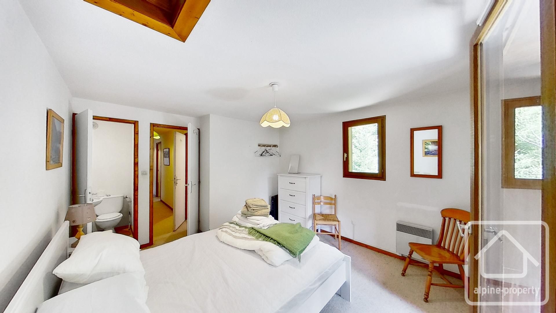 A Spacious Duplex Apartment In A Sought After Location In The Petit Chatel Area Of The Village. – APTYETI6