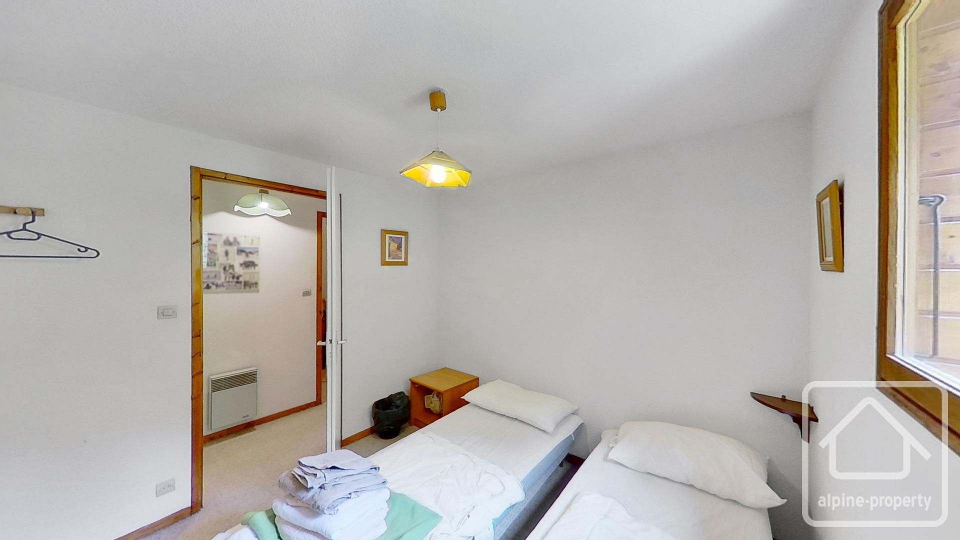 A Spacious Duplex Apartment In A Sought After Location In The Petit Chatel Area Of The Village. – APTYETI6