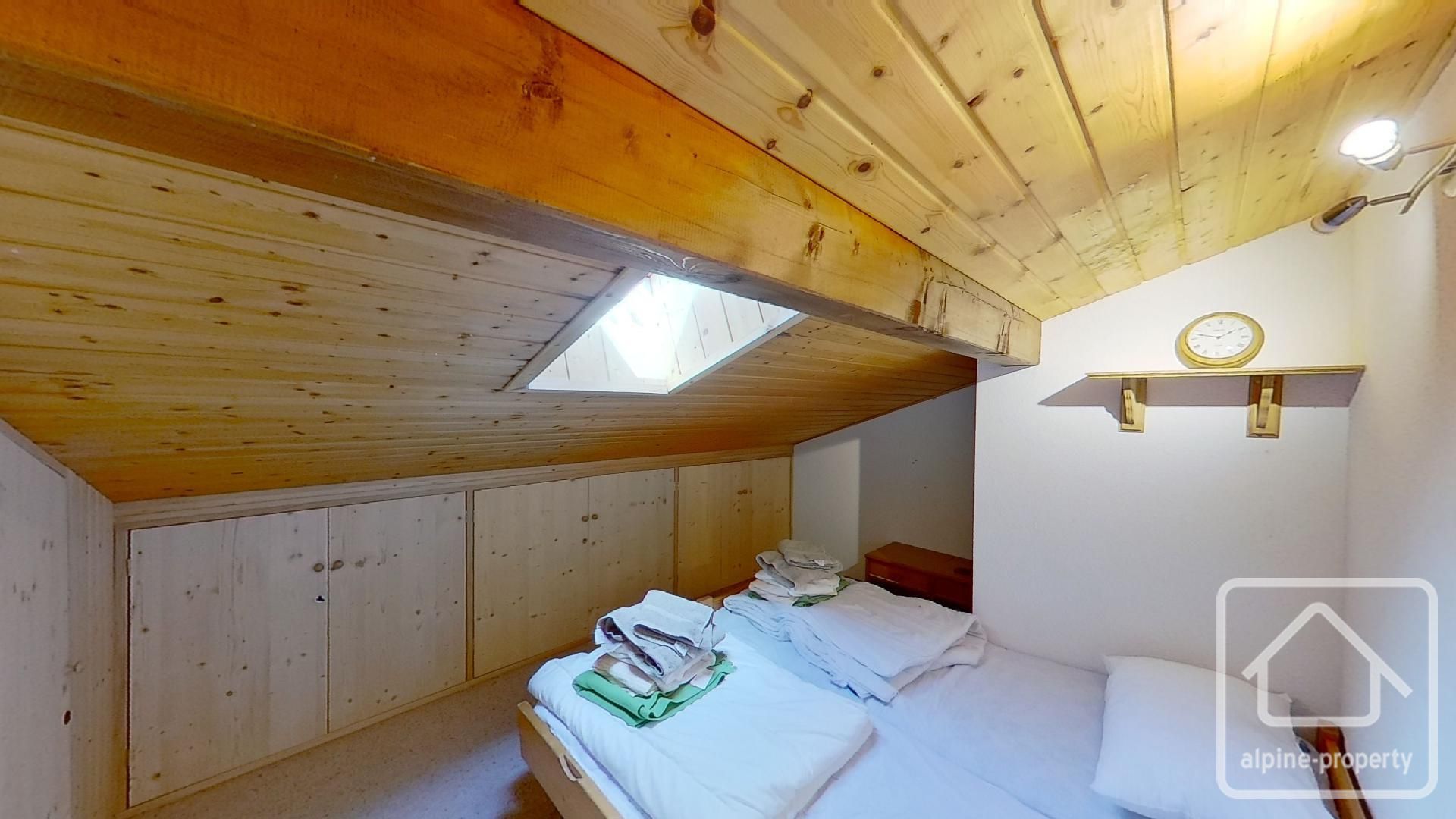 A Spacious Duplex Apartment In A Sought After Location In The Petit Chatel Area Of The Village. – APTYETI6