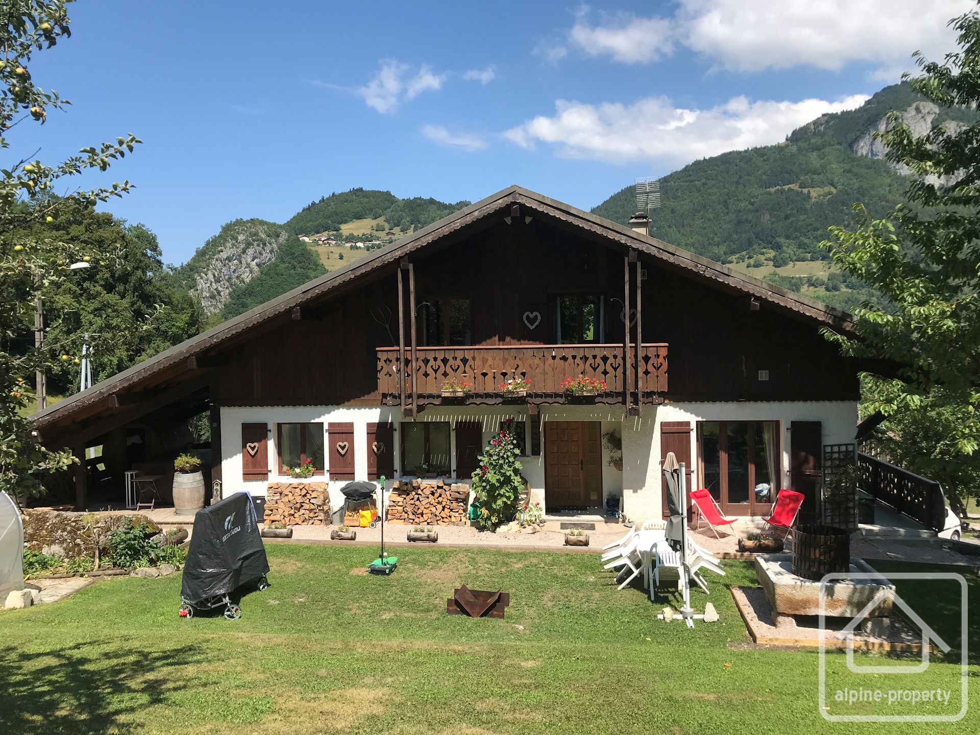 A Property In A Peaceful Setting With Generous Living Space Across Three Apartments, Ideal For Family And/or Rental Use. – TRELACHAUD