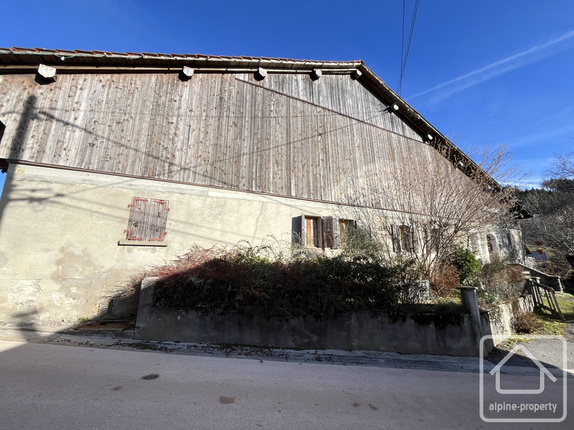 300m2 Farmhouse, Including 90m2 Of Living Space, 2 Bedrooms, Double Garage, And Garden. – DONDAINE