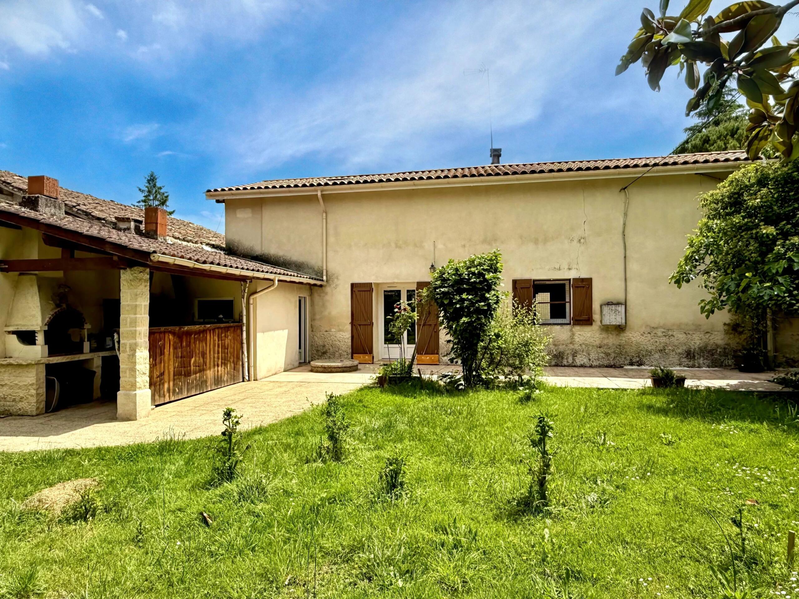 Countryside Farmhouse with Outbuildings and Over 1 Hectare of Land, Aquitaine – France – BVI78382