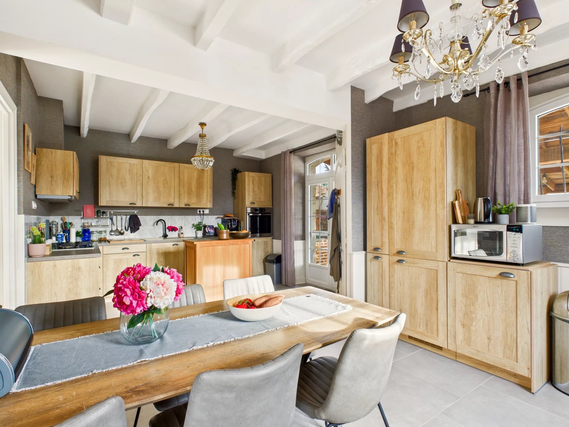 Beautifully renovated ancien relais de poste with adjoining barns and pool, Poitou-Charentes – France – BVI82691