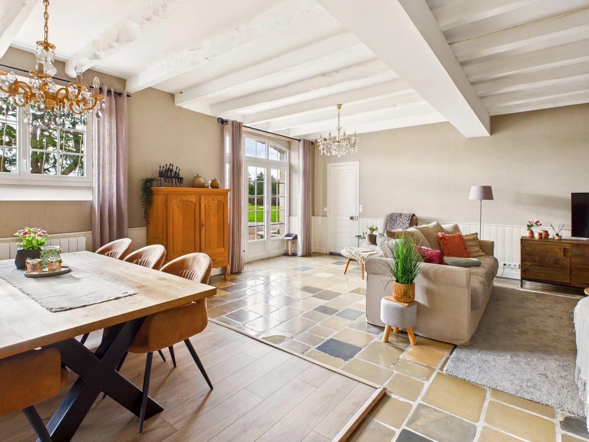 Beautifully renovated ancien relais de poste with adjoining barns and pool, Poitou-Charentes – France – BVI82691