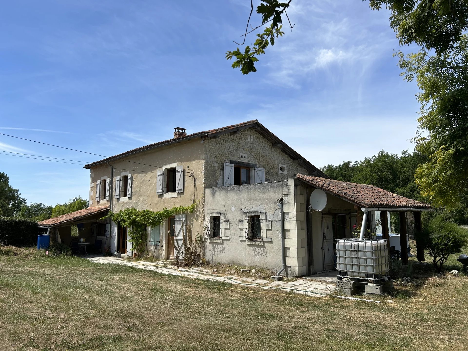 Peaceful 2-dwelling accommodation on 1 hectare, Poitou-Charentes – France – BVI74534