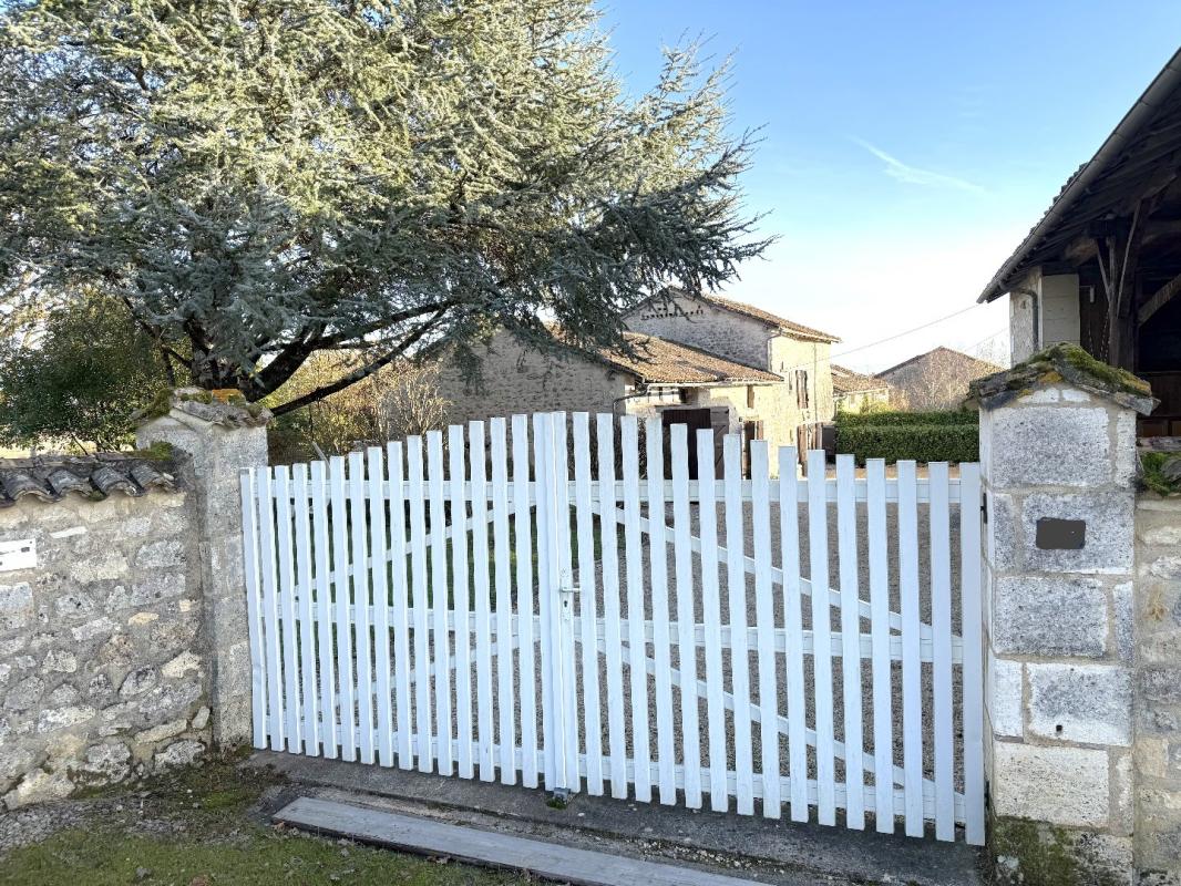 4 bedroom maison in Grassac, Charente, France