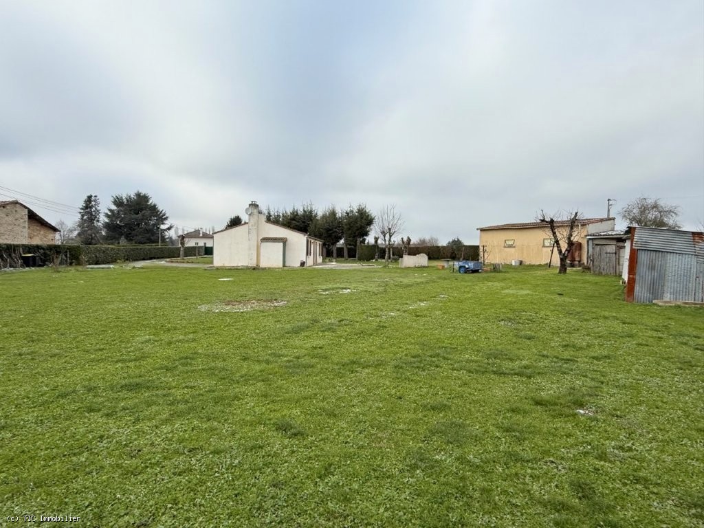 3 bedroom House in Ruffec, France – r7414